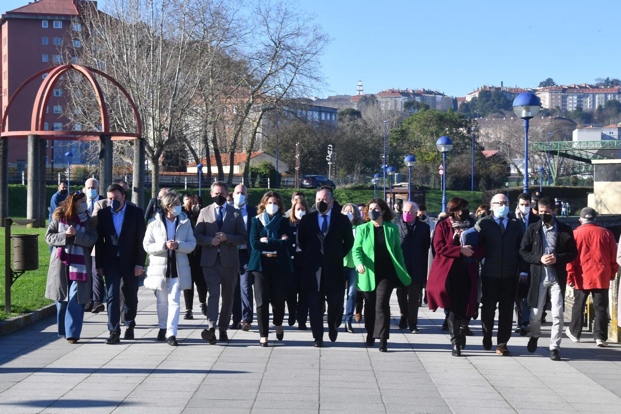 Visita oficial de autoridades con motivo de las obras de dragado de la ría de O Burgo.