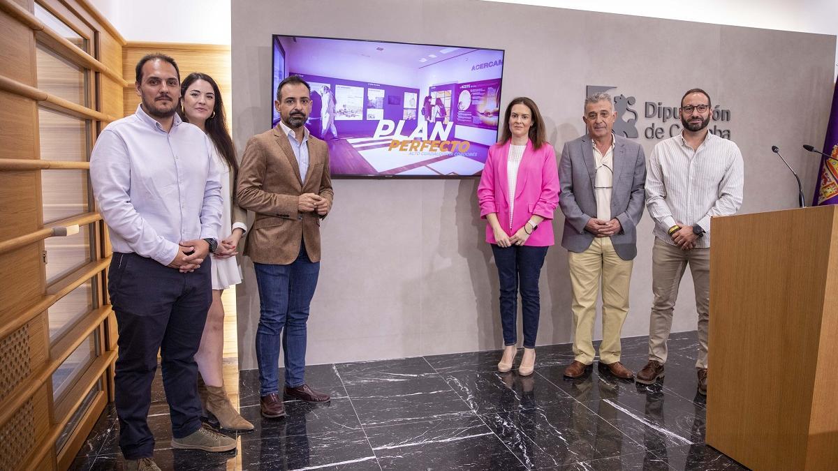 Inmaculada Silas, delegada de Turismo de la Diputación; Emilio Monterroso, presidente de la Mancomunidad del Alto Guadalquivir, y los alcaldes asistentes a la presentación.