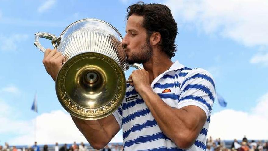 Feliciano López besa el trofeo ganado en Queens. // Reuters