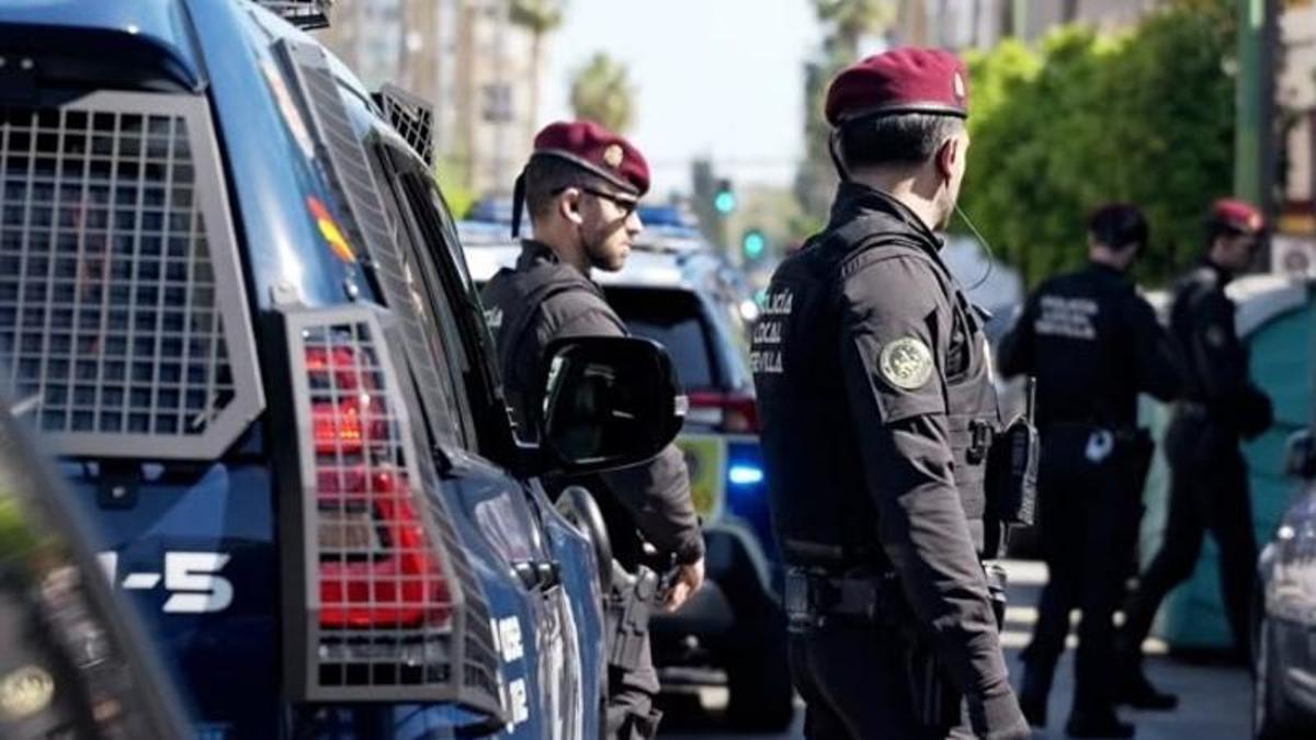 Els cossos policials detenen a Sevilla a un home armat acusat d'amenaces greus i d'infringir una ordre d'allunyament.