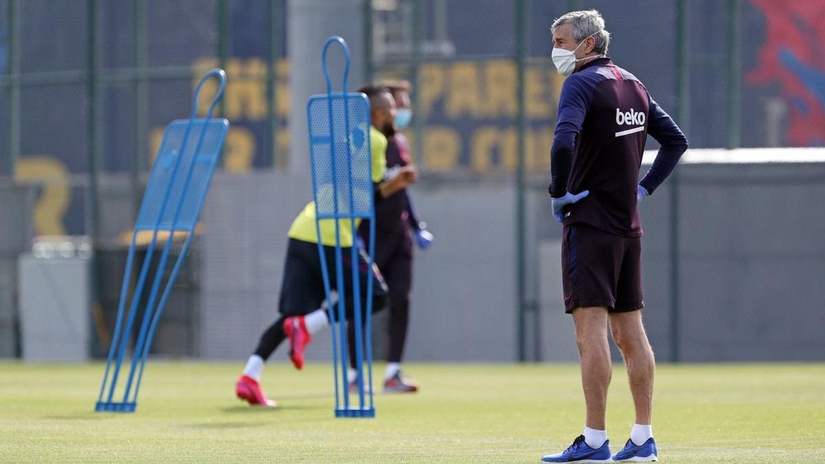 Quique Setién observa desde lejos las carreras de sus jugadores.