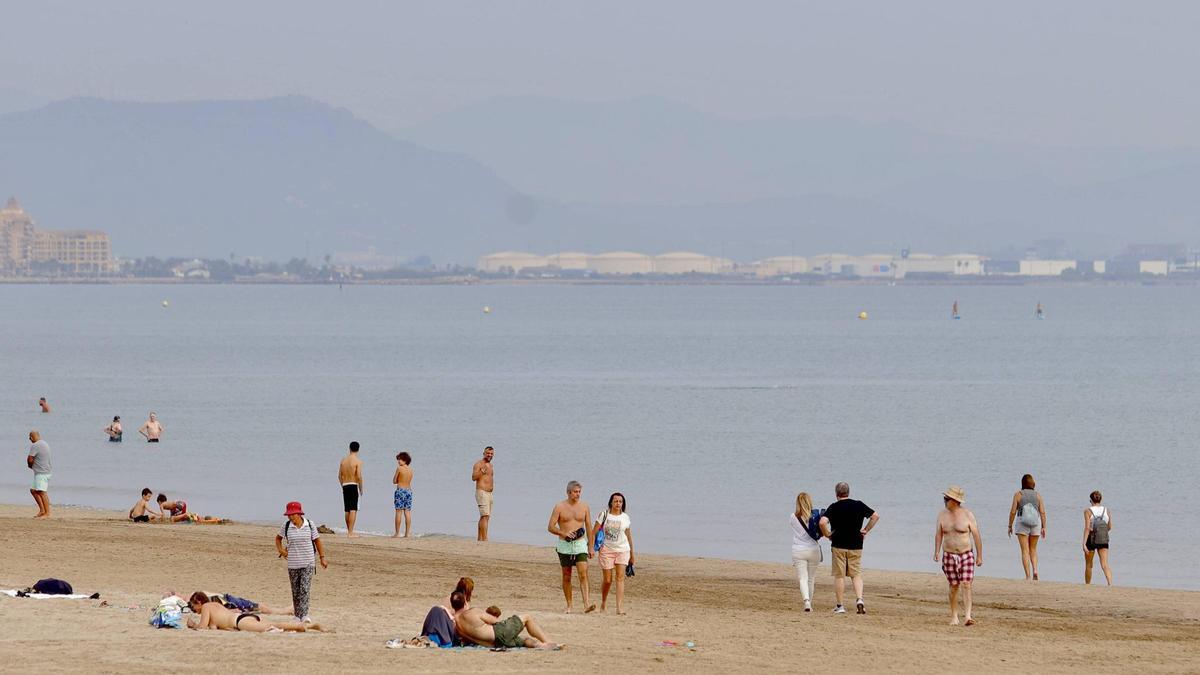 Gran ambiente en las playas de València, pese a las nubes