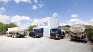 Colas de hasta cuatro horas para cargar los camiones cisterna en Ibiza
