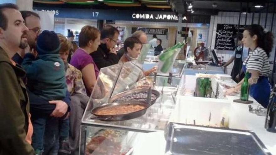 Puesto donde se ofreció la degustación de los productos en el mercado madrileño San Antón. / la opinión