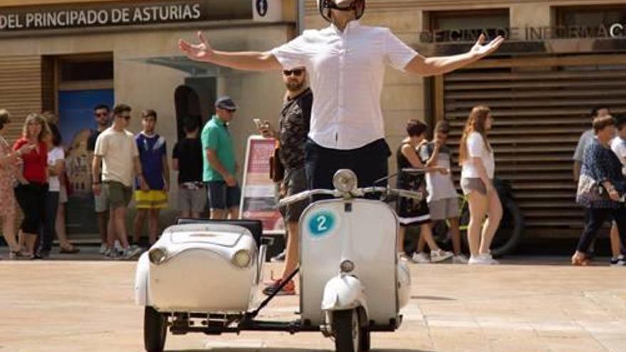 Miguel Romero «Miguelillo» viatja amb la seva motocicleta.