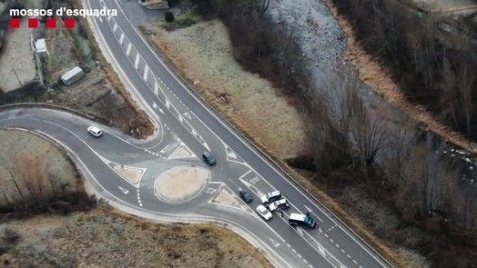 Dos coches con 30 kilos de marihuana dan la vuelta ante un control perimetral en el Ripollès