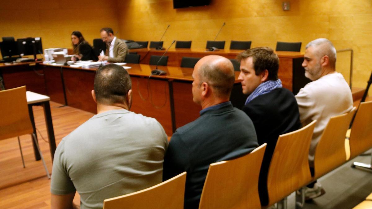 L'alcalde de Vidreres i els altres tres acusats a l'inici del judici a l'Audiència de Girona