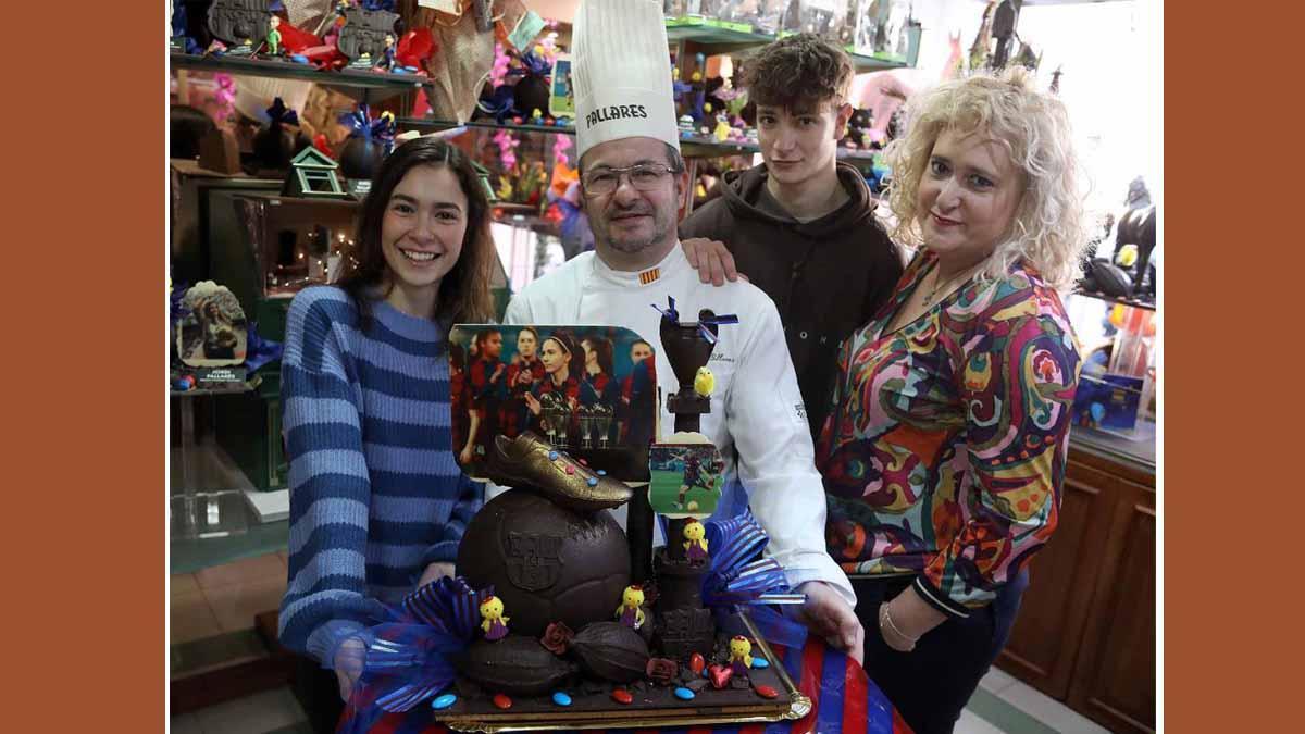 Clara, Jordi, Arnau y Tahïs, junto a la 'mona' dedicada a la campeonísima Aitana Bonmatí