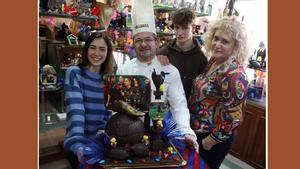 Clara, Jordi, Arnau y Tahïs, junto a la mona dedicada a la campeonísima Aitana Bonmatí