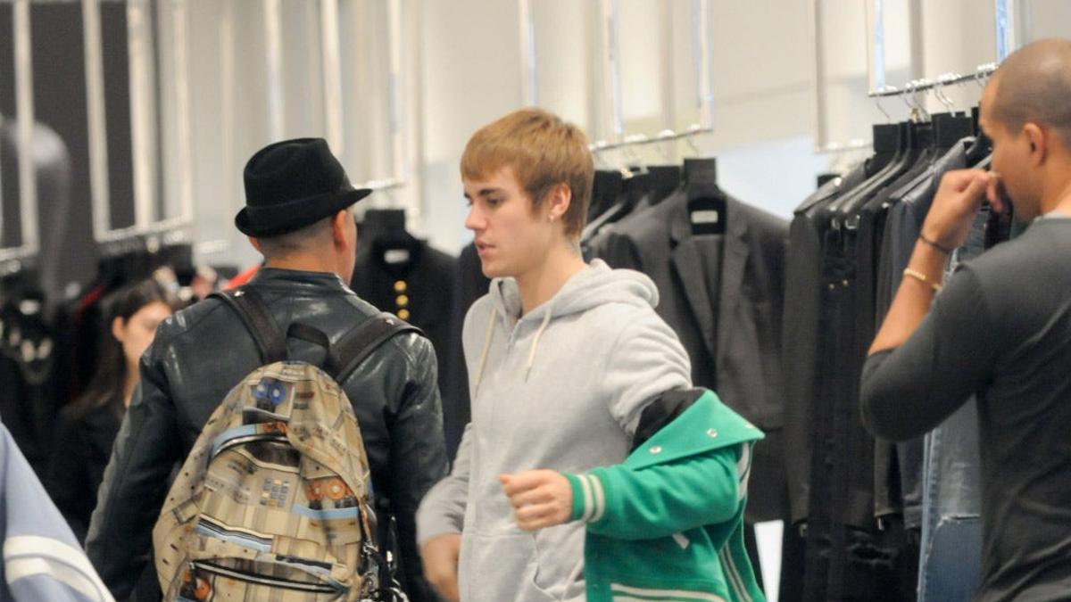 Justin Bieber de compras poco entusiasmado