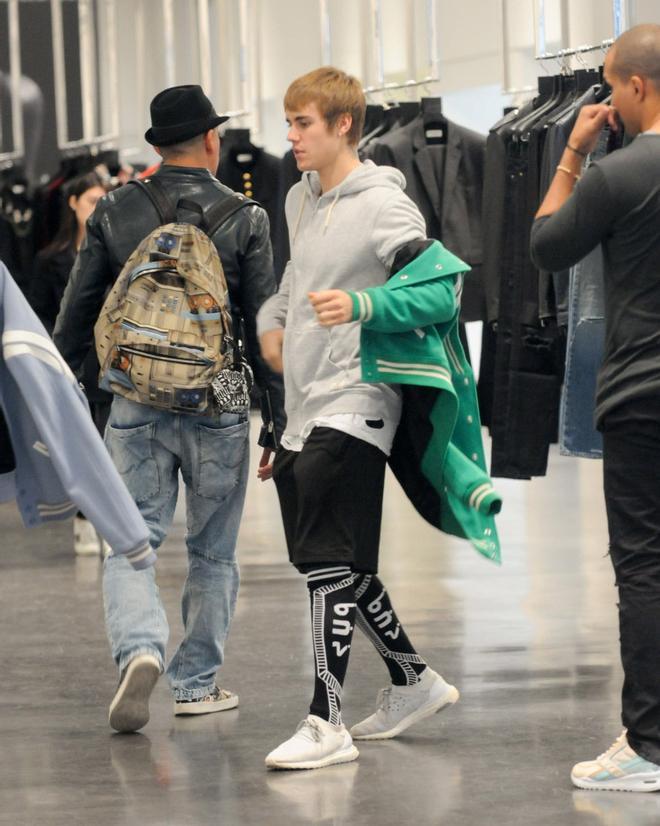 Justin Bieber de compras poco entusiasmado