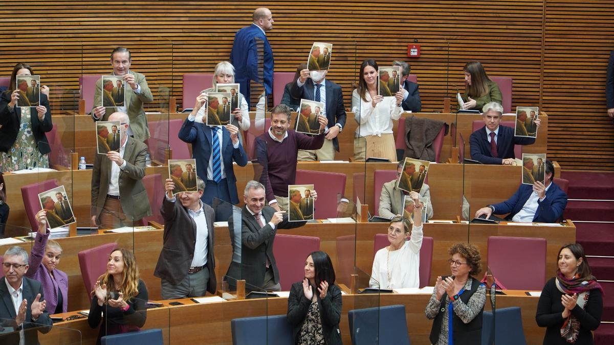 Los diputados del PP en las Corts muestran una foto antigua de Puig con Cataluña.