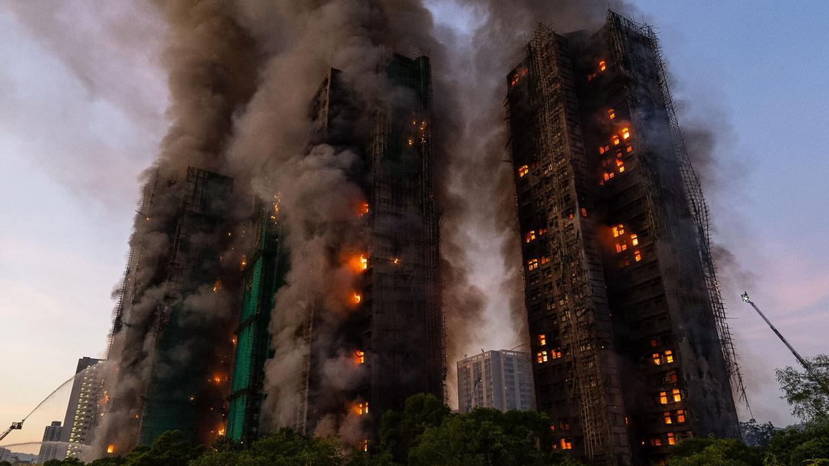 Un gran incendio devora tres rascacielos de viviendas en Hong Kong