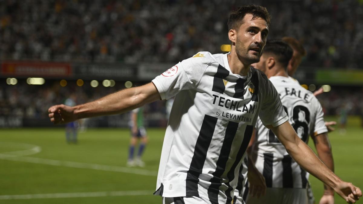 Jesús de Miguel celebra uno de los dos goles que le marcó al Intercity en el Estadio Castalia.