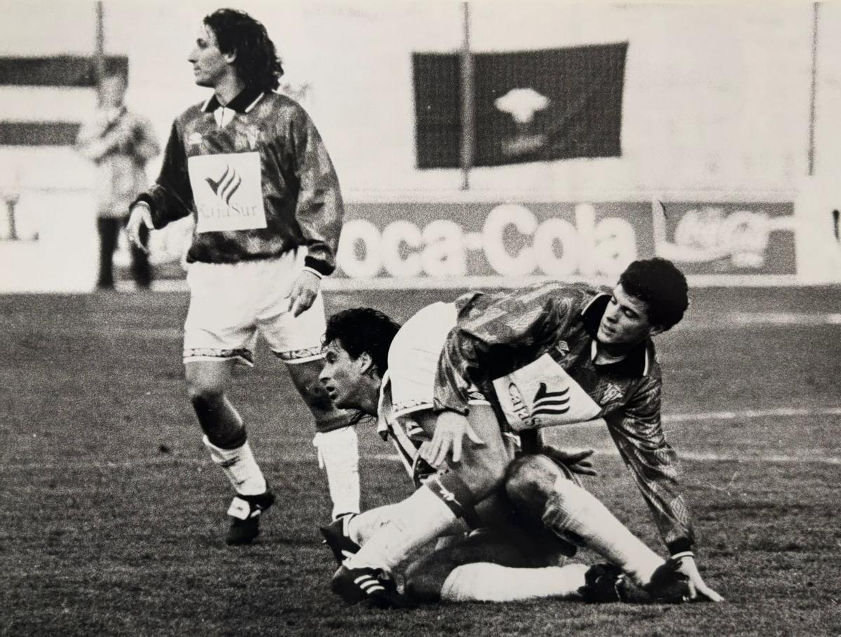 Pepichi Torres y Manolo -forcejeando con un defensor nazarí-, goleadores del Córdoba CF en Granada, el 11 de diciembre de 1994, en una imagen de aquel encuentro.