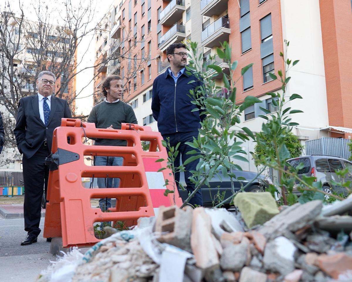 El edil del PSOE, Andrés Guerrero (izda.), el presidente de Joven Futura, Chencho Mateos, y el portavoz del PSOE, Ginés Ruiz (dcha.).