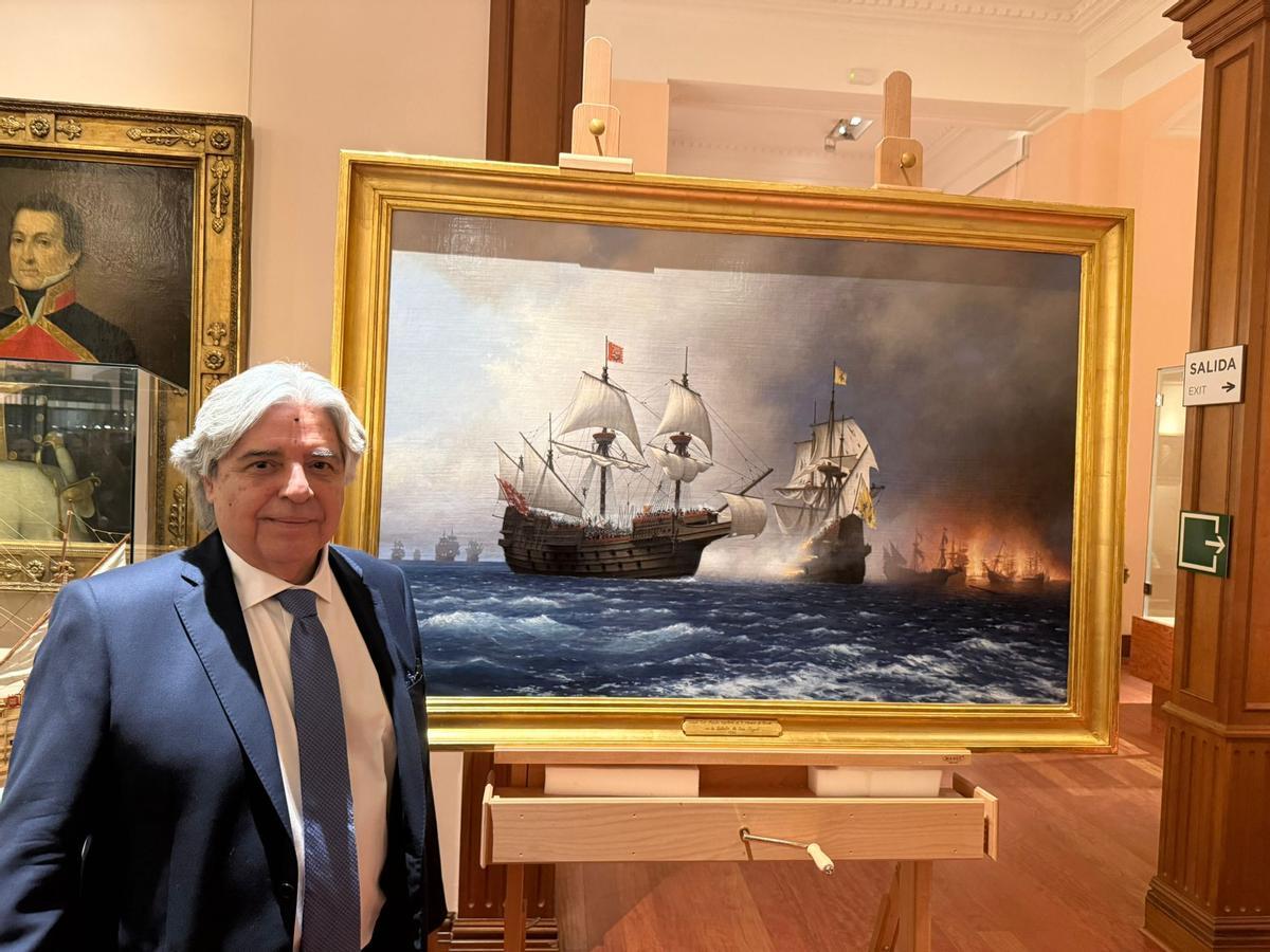 El pintor Guillermo Muñoz Vera, con el cuadro que pintó para el Museo Naval, como donación de la Fundación Alvargonzález.