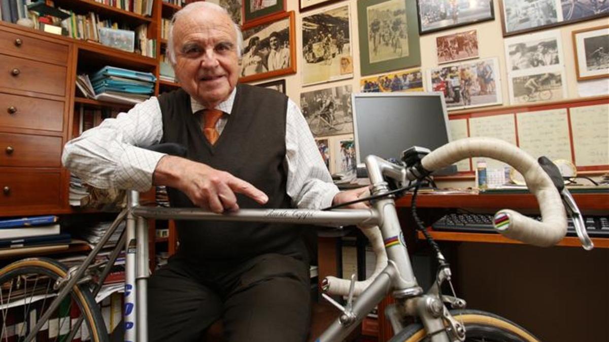 Geard Fuster, en su domicilio de la calle Bailén con su inseparable Coppi