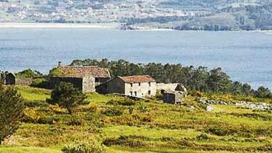 Aldea a la venta compuesta por cuatro casas frente al mar en A Costa da Morte.