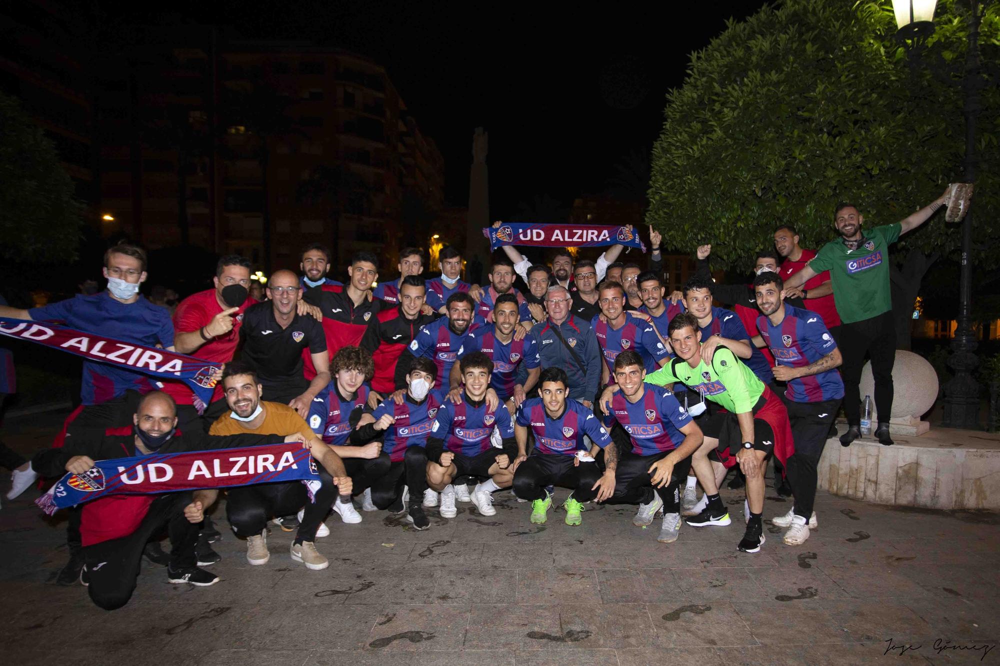 La UD Alzira celebra el ascenso a Segunda RFEF