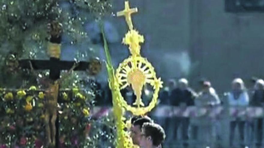 El ramo artesanal de la familia Serrano Valero preside la misa en el Vaticano