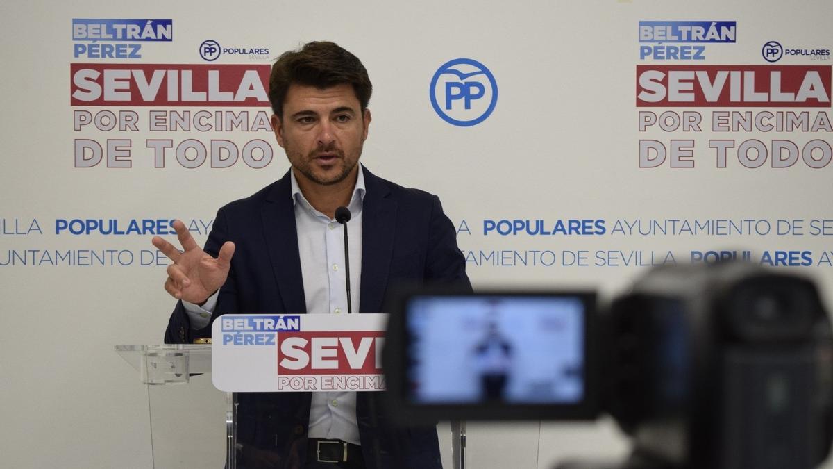 El portavoz del PP y candidato a la Alcaldía de Sevilla, Beltrán Pérez, en una atención a los medios. / El Correo