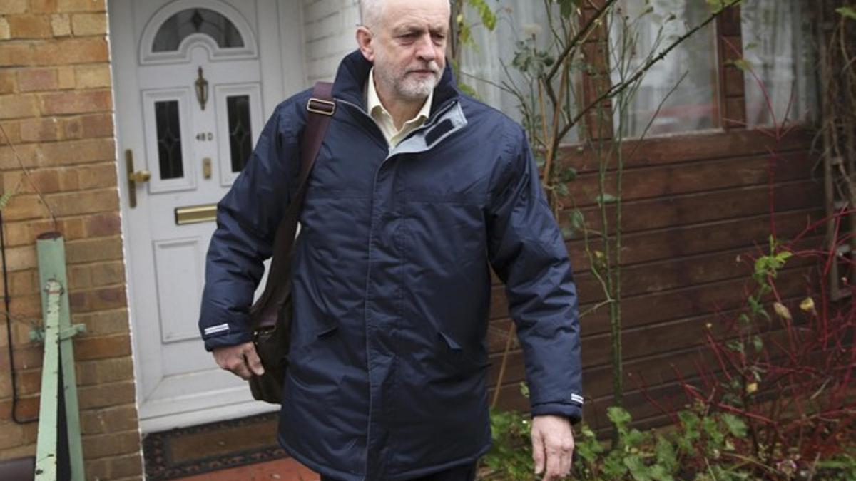 Jeremy Corbyn, en la puerta de su casa en Londres.