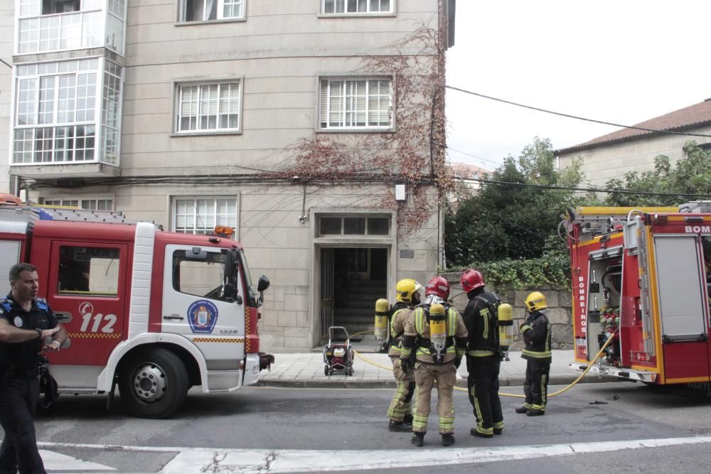 Sucesos en Pontevedra | Evacuada una pareja por un incendio en su casa en Marín