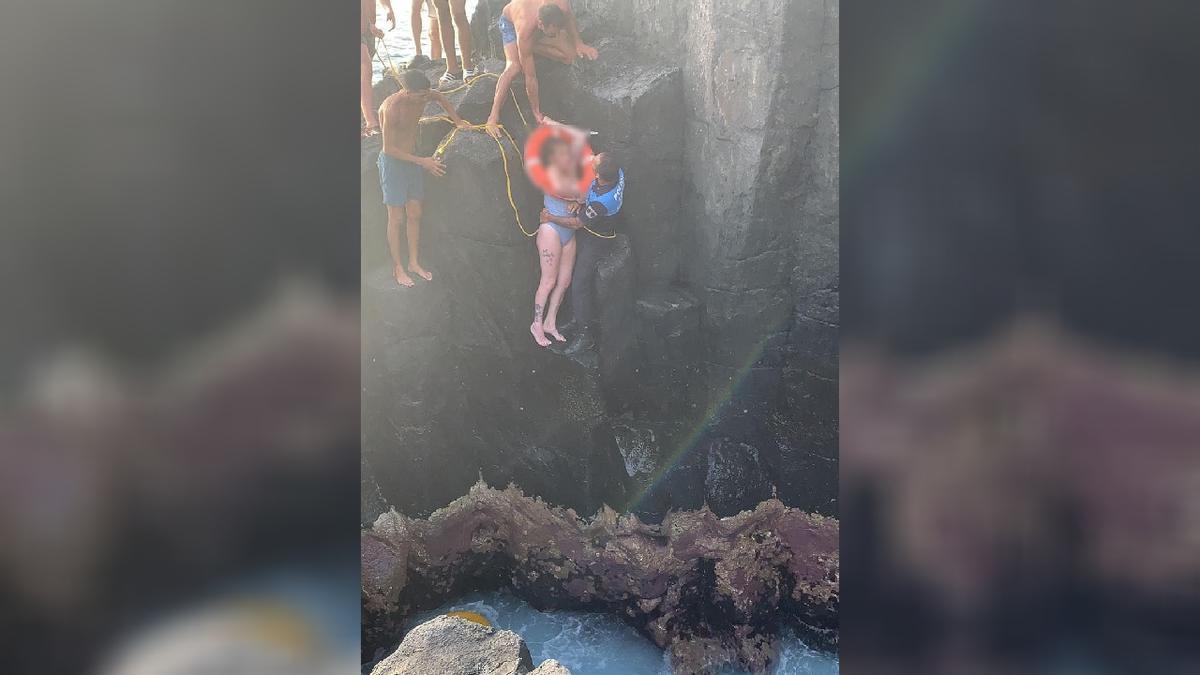 Rescate del cuerpo de una de las dos personas que murieron ahogadas en el charco del Tacón en agosto de 2021