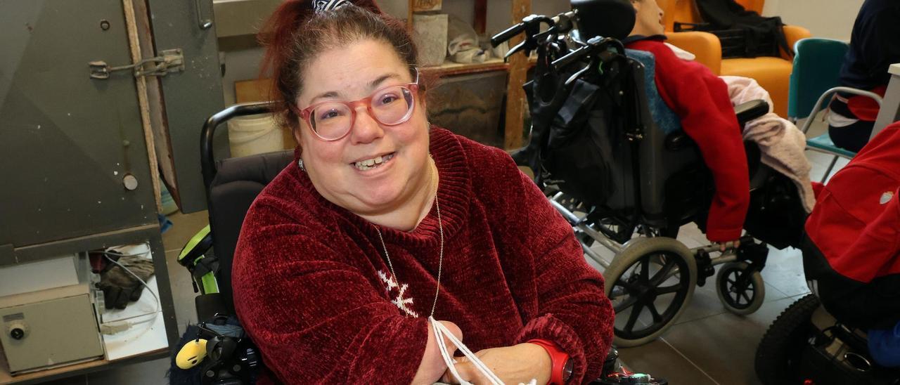 Rosa, usuaria de Apamp, elabora obras de arte con una mano.