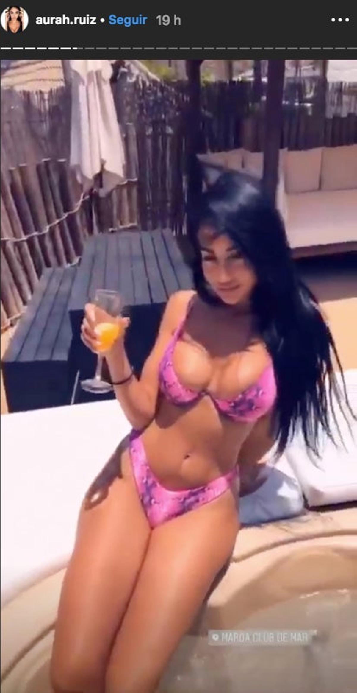 Aurah Ruiz tomando el sol en el jacuzzi