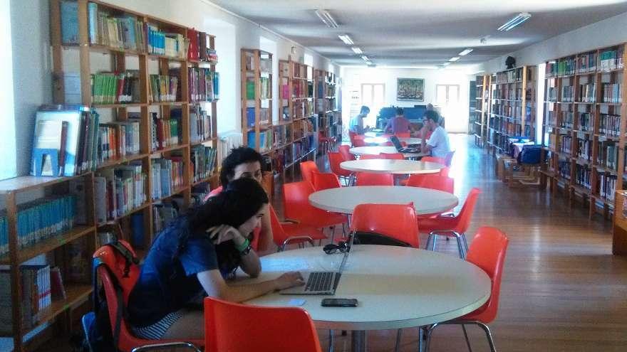 Usuarios de la Biblioteca en la sala de lectura infantil en la que será retirado un falso techo.