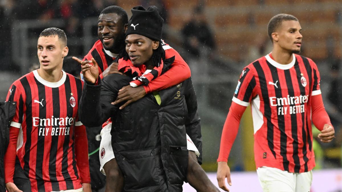 Rafael Leão celebrando junto a sus compañeros