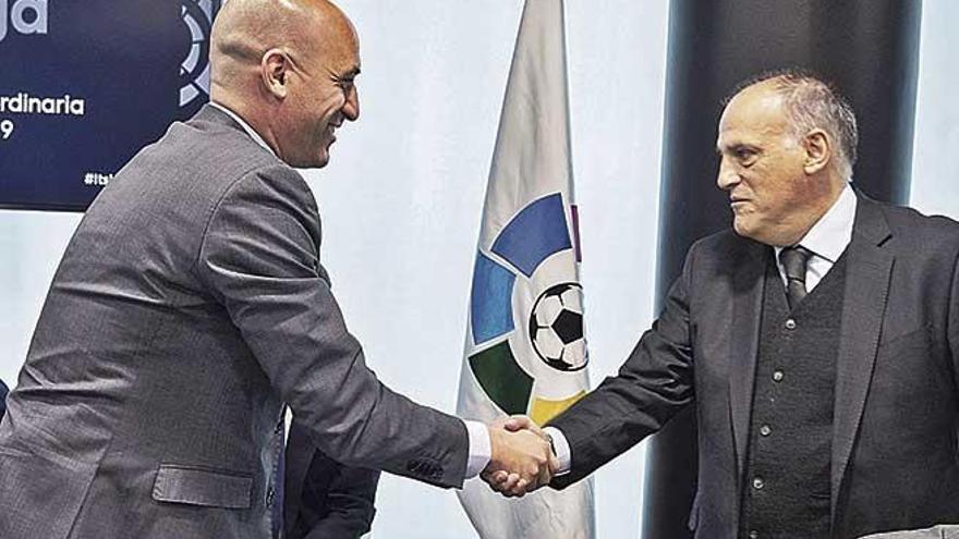 Luis Rubiales, presidente de la Real FederaciÃ³n EspaÃ±ola de FÃºtbol (RFEF), con el presidente de LaLiga, Javier Tebas, en un acto el pasado 28 de marzo.