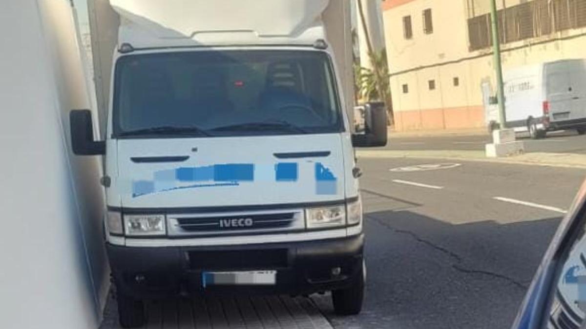 El acto incívico en Las Palmas de Gran Canaria que obliga a un conductor a pagar 200 euros de multa