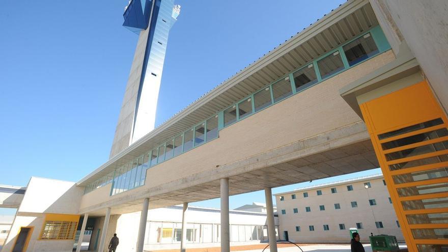 Un interno agrede a tres funcionarios de la cárcel de Albocàsser