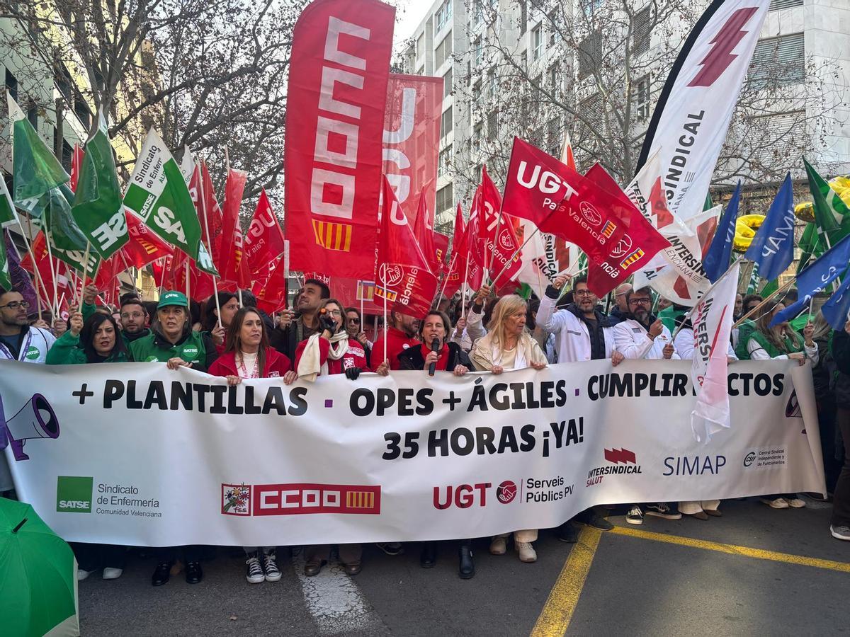 Concentración de los sindicatos este martes para exigir las 35 horas.