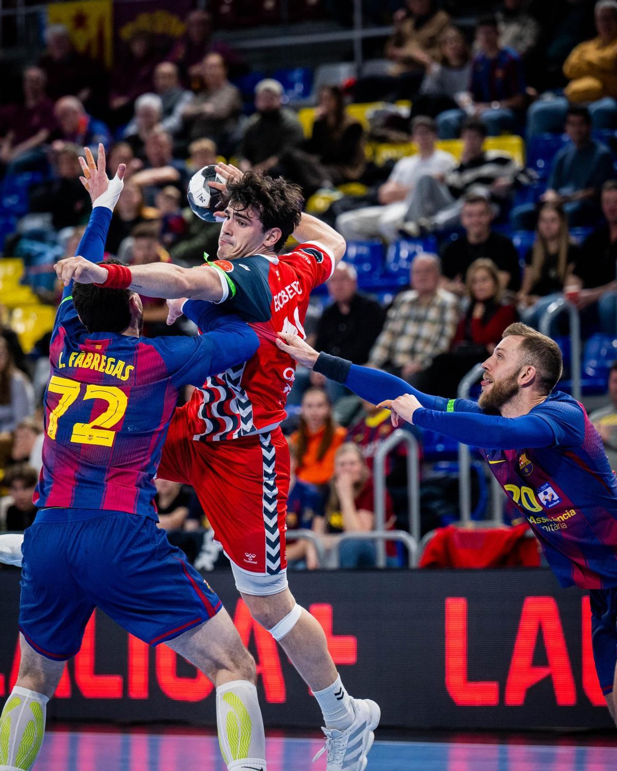 Eduardo Escobedo se levanta ante la oposición de la primera línea del Barcelona.