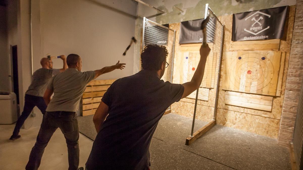 zentauroepp45149732 on barcelona  barcelona axe throwing local de lanzamiento de180925155229