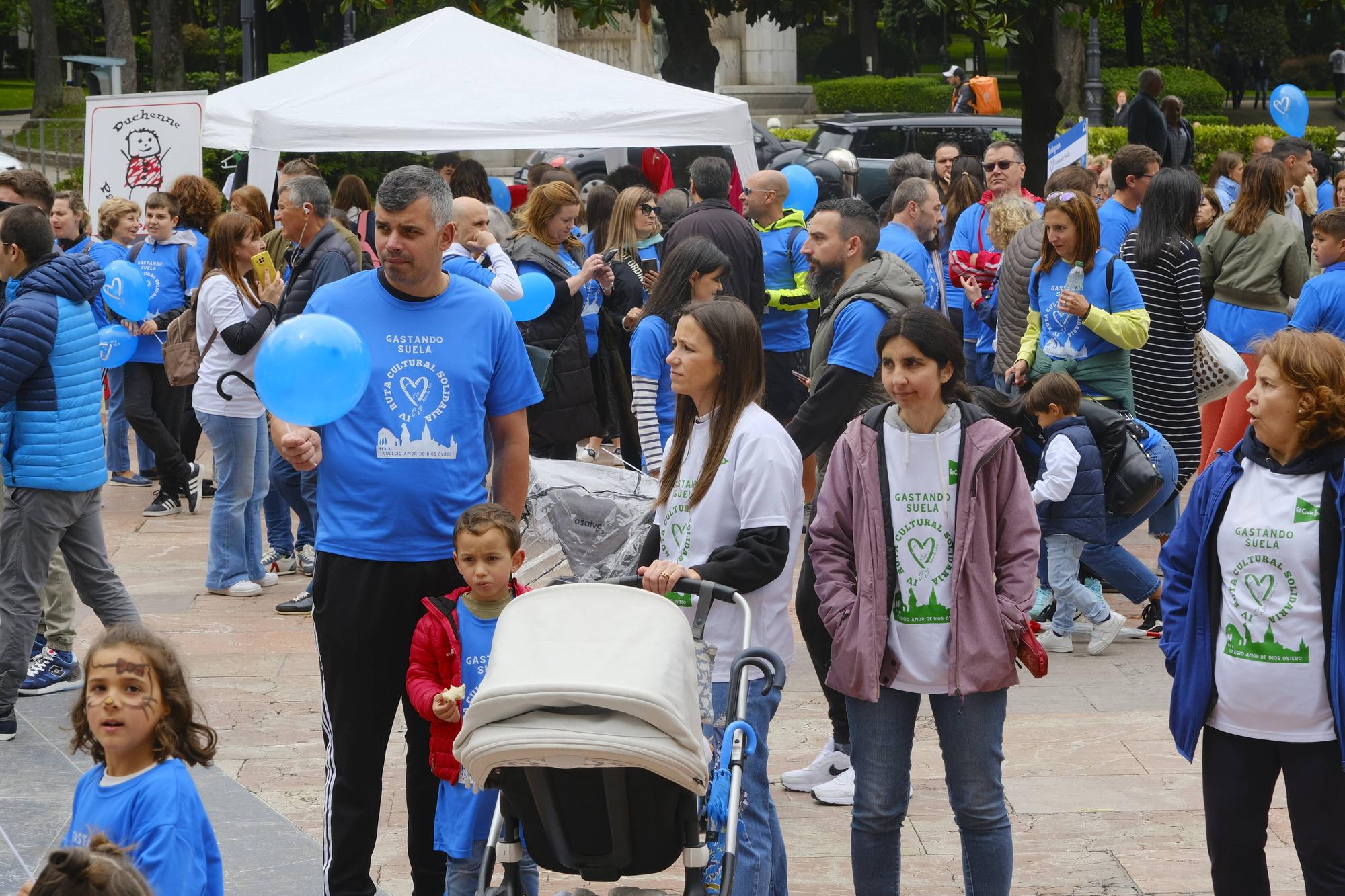 El colegio Amor de Dios congrega a una marea azul solidaria en La Escandalera