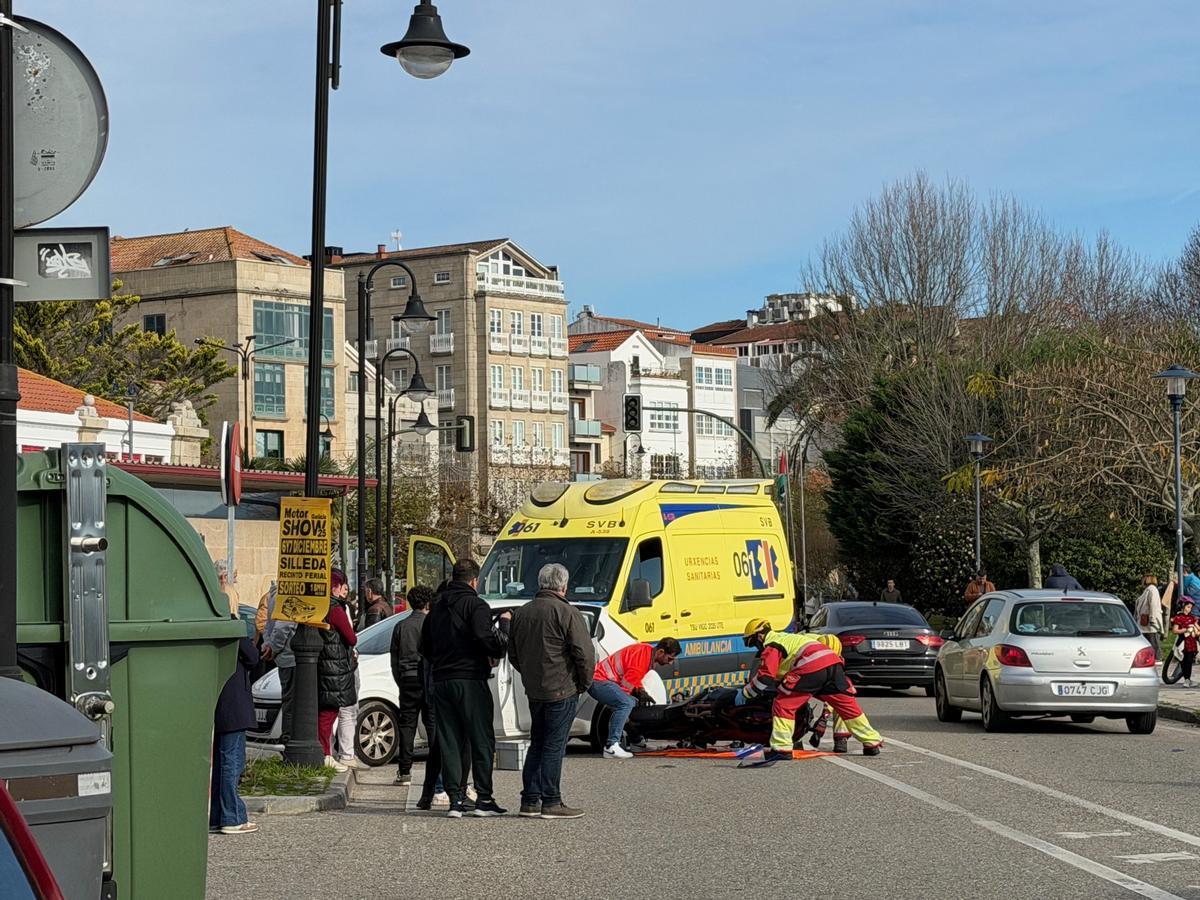 Efectivos de emergencias, retirando la motocicleta siniestrada.