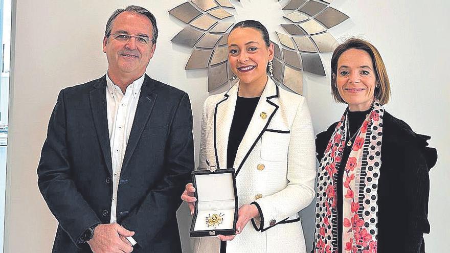 bp Energía entrega el broche de la ‘araña’ a la reina de las fiestas de Castelló