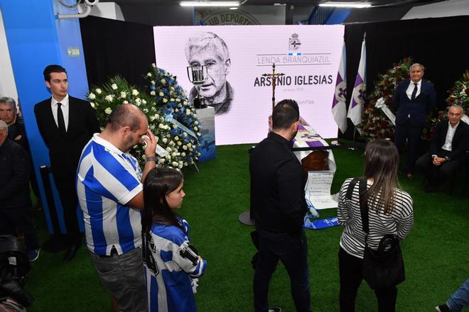 Colas a las puertas de Riazor para velar a Arsenio Iglesias