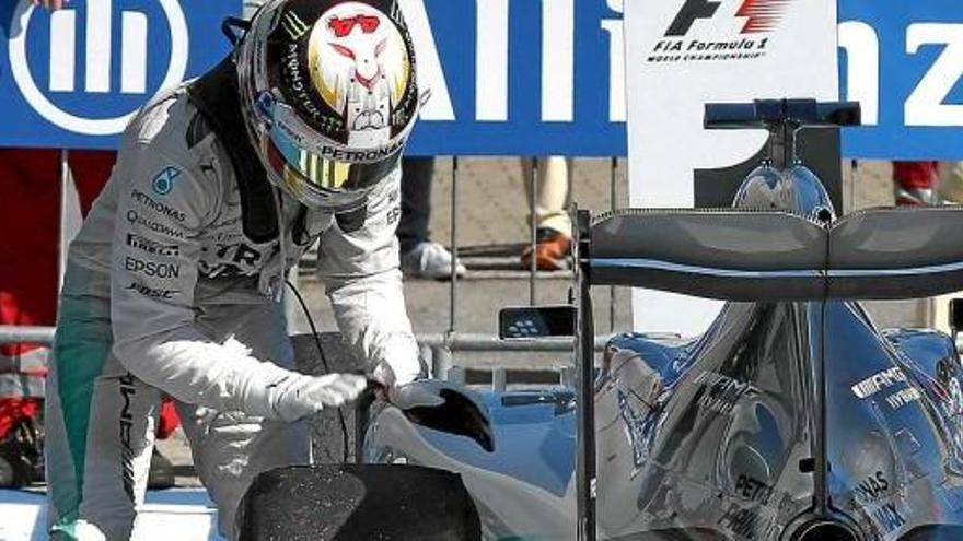 Hamilton acaricia el pneumàtic problemàtic un cop confirmat el seu triomf a Monza