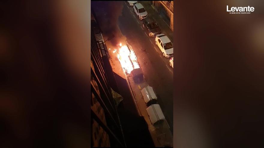 Así fue el primer incendio de un contenedor y una moto en Orriols