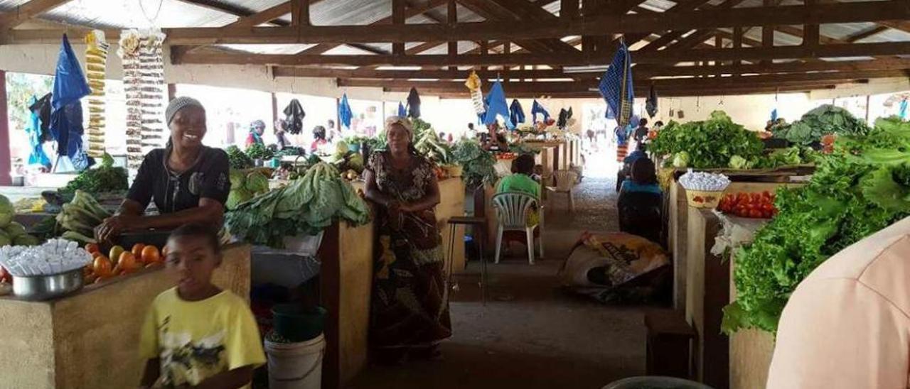 Trabajadoras de un mercado de verduras y hortalizas de Mozambique.