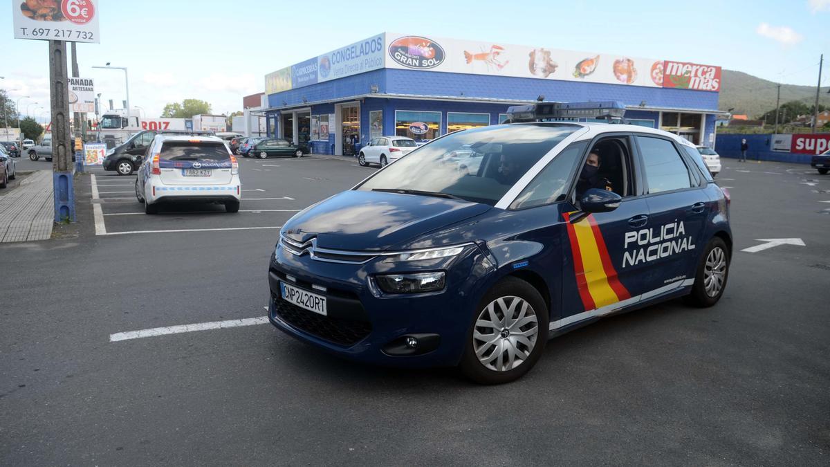 Un coche patrulla de la Policía Nacional de Vilagarcía