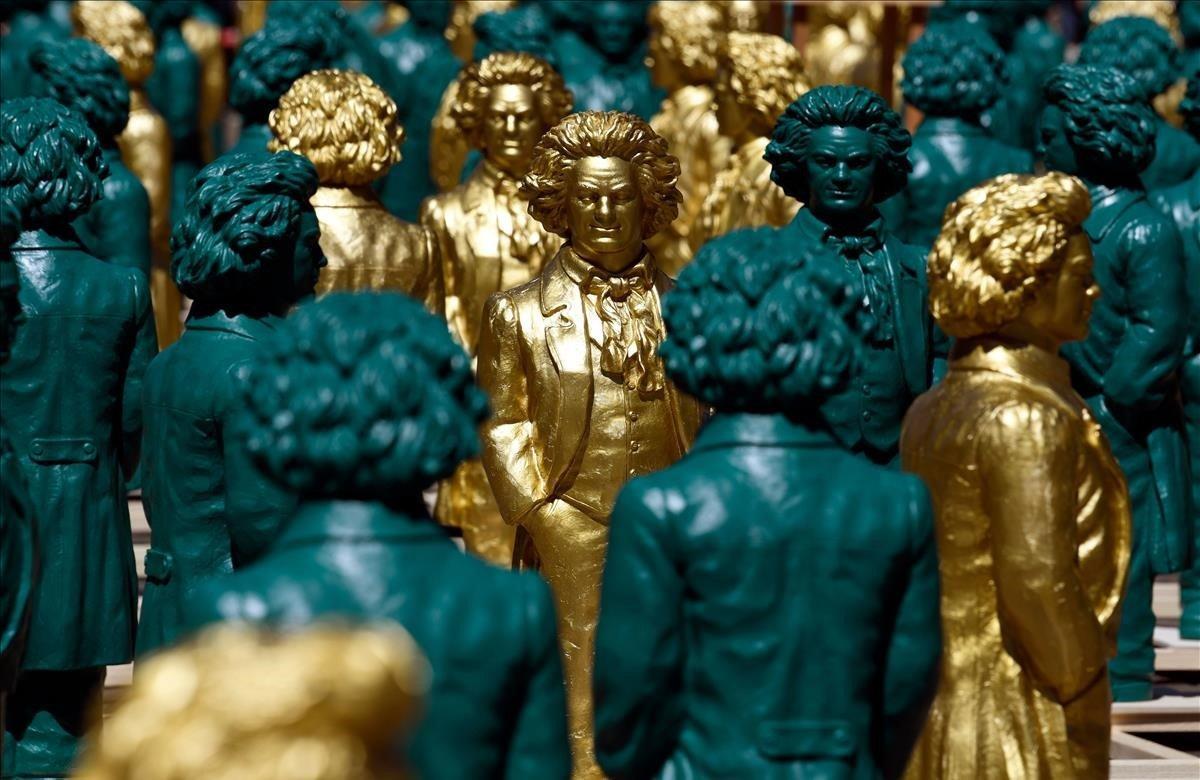 Esculturas que representan al compositor alemán Ludwig van Beethoven y creadas por el artista conceptual Ottmar Hoerl se exhiben en la plaza Muensterplatz en Bonn, Alemania Occidental. Alrededor de 700 esculturas del artista se exponen como parte de las festividades para conmemorar el 250 aniversario del nacimiento de Beethoven.