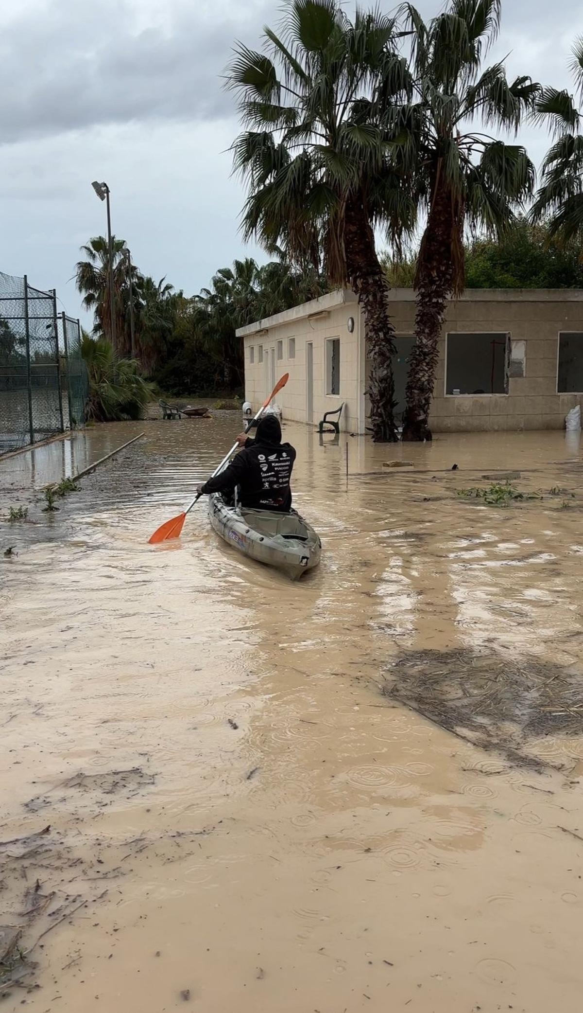 Los propietarios de la finca anegada junto al aeropuerto de Alicante-Elche pueden usar un kayak para desplazarse