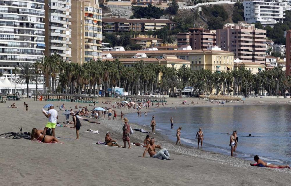 Penúltimos días de playa en Málaga capital